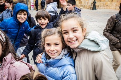 Alumnos del CEIP Infantes de Lara durante su actividad en la Plaza Mayor