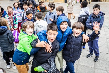 Alumnos del CEIP Infantes de Lara durante su actividad en la Plaza Mayor