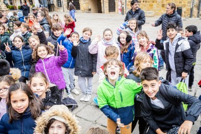 Alumnos del CEIP Infantes de Lara durante su actividad en la Plaza Mayor