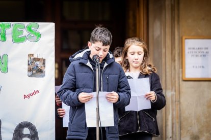 Alumnos del CEIP Infantes de Lara durante su actividad en la Plaza Mayor