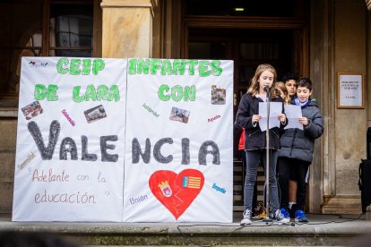 Alumnos del CEIP Infantes de Lara durante su actividad en la Plaza Mayor