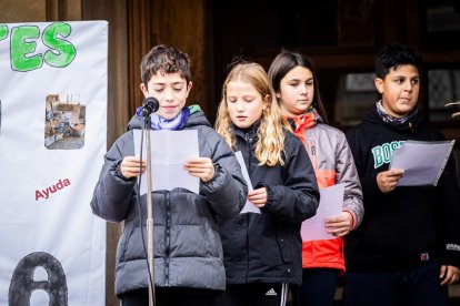 Alumnos del CEIP Infantes de Lara durante su actividad en la Plaza Mayor