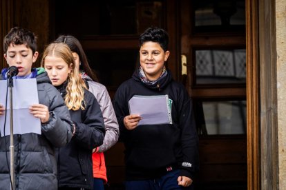 Alumnos del CEIP Infantes de Lara durante su actividad en la Plaza Mayor