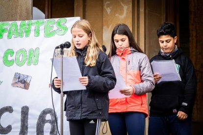 Alumnos del CEIP Infantes de Lara durante su actividad en la Plaza Mayor