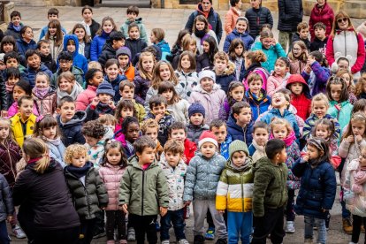 Alumnos del CEIP Infantes de Lara durante su actividad en la Plaza Mayor