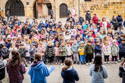 Alumnos del CEIP Infantes de Lara durante su actividad en la Plaza Mayor