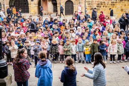 Alumnos del CEIP Infantes de Lara durante su actividad en la Plaza Mayor