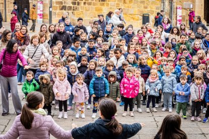 Alumnos del CEIP Infantes de Lara durante su actividad en la Plaza Mayor