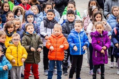 Alumnos del CEIP Infantes de Lara durante su actividad en la Plaza Mayor