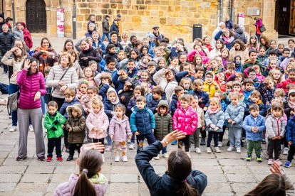 Alumnos del CEIP Infantes de Lara durante su actividad en la Plaza Mayor