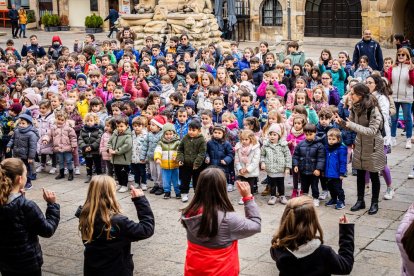 Alumnos del CEIP Infantes de Lara durante su actividad en la Plaza Mayor