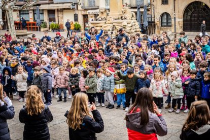 Alumnos del CEIP Infantes de Lara durante su actividad en la Plaza Mayor