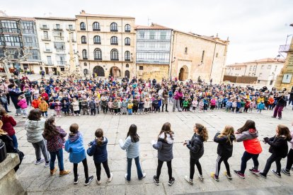 Alumnos del CEIP Infantes de Lara durante su actividad en la Plaza Mayor