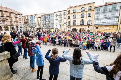 Alumnos del CEIP Infantes de Lara durante su actividad en la Plaza Mayor