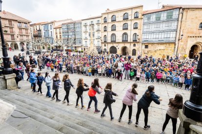 Alumnos del CEIP Infantes de Lara durante su actividad en la Plaza Mayor