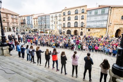 Alumnos del CEIP Infantes de Lara durante su actividad en la Plaza Mayor