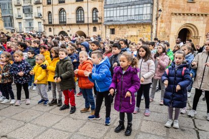 Alumnos del CEIP Infantes de Lara durante su actividad en la Plaza Mayor