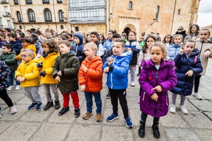 Alumnos del CEIP Infantes de Lara durante su actividad en la Plaza Mayor