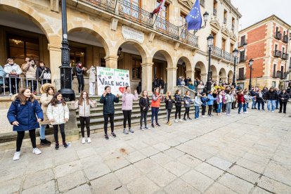 Alumnos del CEIP Infantes de Lara durante su actividad en la Plaza Mayor