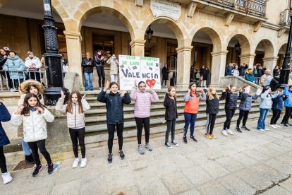 Alumnos del CEIP Infantes de Lara durante su actividad en la Plaza Mayor