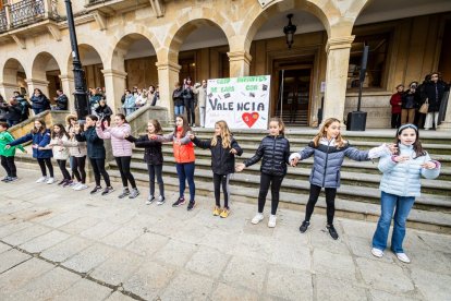 Alumnos del CEIP Infantes de Lara durante su actividad en la Plaza Mayor