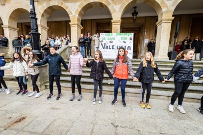 Alumnos del CEIP Infantes de Lara durante su actividad en la Plaza Mayor