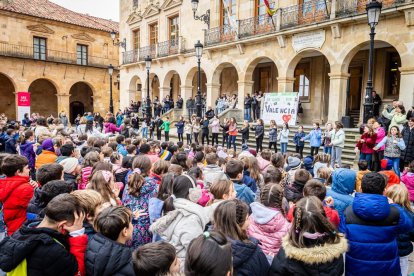 Alumnos del CEIP Infantes de Lara durante su actividad en la Plaza Mayor