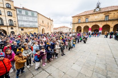 Alumnos del CEIP Infantes de Lara durante su actividad en la Plaza Mayor