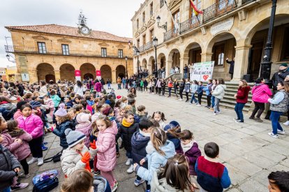 Alumnos del CEIP Infantes de Lara durante su actividad en la Plaza Mayor