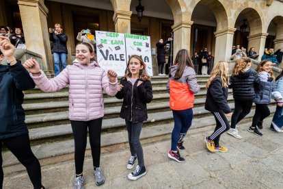 Alumnos del CEIP Infantes de Lara durante su actividad en la Plaza Mayor