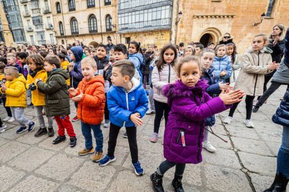 Alumnos del CEIP Infantes de Lara durante su actividad en la Plaza Mayor