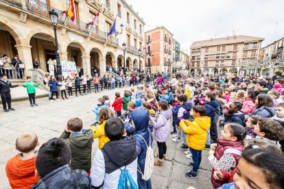 Alumnos del CEIP Infantes de Lara durante su actividad en la Plaza Mayor