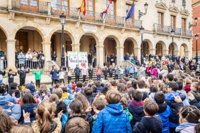 Alumnos del CEIP Infantes de Lara durante su actividad en la Plaza Mayor