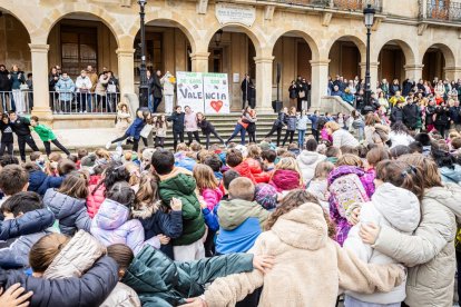 Alumnos del CEIP Infantes de Lara durante su actividad en la Plaza Mayor