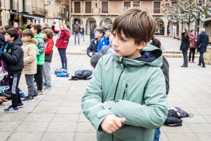 Alumnos del CEIP Infantes de Lara durante su actividad en la Plaza Mayor