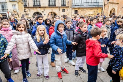 Alumnos del CEIP Infantes de Lara durante su actividad en la Plaza Mayor