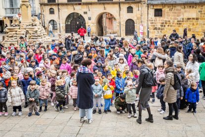 Alumnos del CEIP Infantes de Lara durante su actividad en la Plaza Mayor