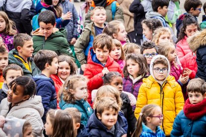 Alumnos del CEIP Infantes de Lara durante su actividad en la Plaza Mayor