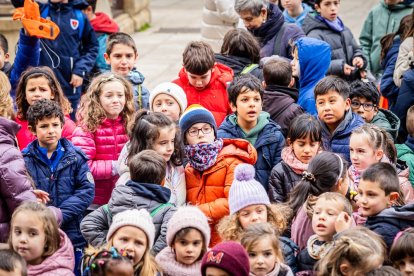 Alumnos del CEIP Infantes de Lara durante su actividad en la Plaza Mayor