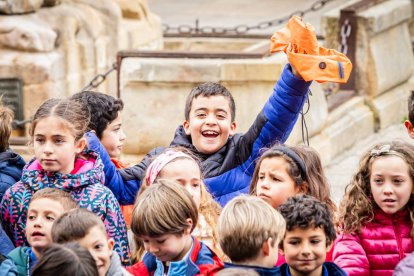 Alumnos del CEIP Infantes de Lara durante su actividad en la Plaza Mayor