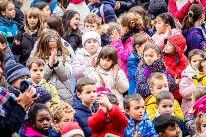 Alumnos del CEIP Infantes de Lara durante su actividad en la Plaza Mayor