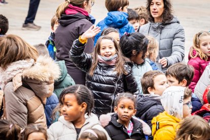 Alumnos del CEIP Infantes de Lara durante su actividad en la Plaza Mayor