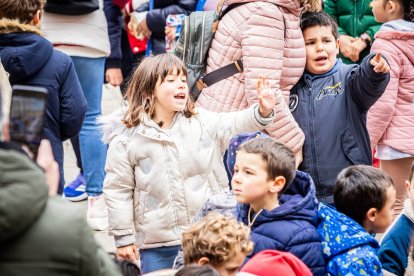 Alumnos del CEIP Infantes de Lara durante su actividad en la Plaza Mayor