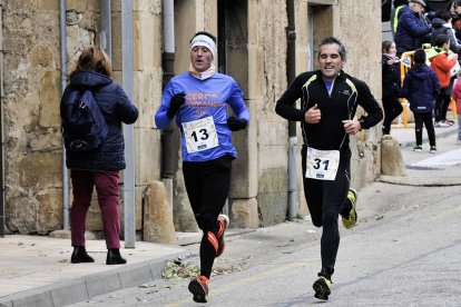 Dos corredores durante una edición de la Cerco a Numancia que se celebra en Garray.