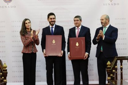 La Reina Letizia, Juanma Lamet, Pablo Lago y Pedro Rollán, en la entrega de los premios Luis Carandell en el Senado.