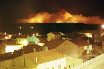 Vista de las llamas nocturnas desde Tardelcuende en agosto de 2000.