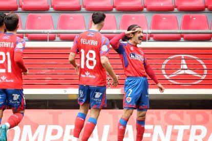 Rubén Sanchidrián celebra el tanto logrado en el minuto 8 al rematar de cabeza un servicio desde banda derecha.