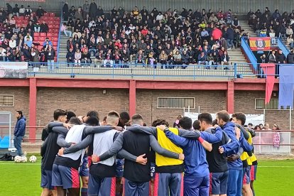 La plantilla del Real Ávila en un encuentro en el Adolfo Suárez.
