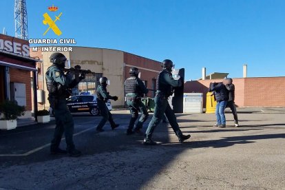 Simulacro realizado por la Guardia Civil en Mansilla de las Mulas (León).
