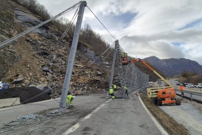 Actuaciones para la reapertura de la autopista A-66 en el Huerna tras el argayo.